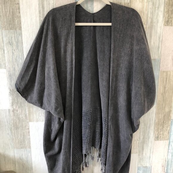 Gorgeous Fringed Ruana - Lagenlook - Picture 1 of 7